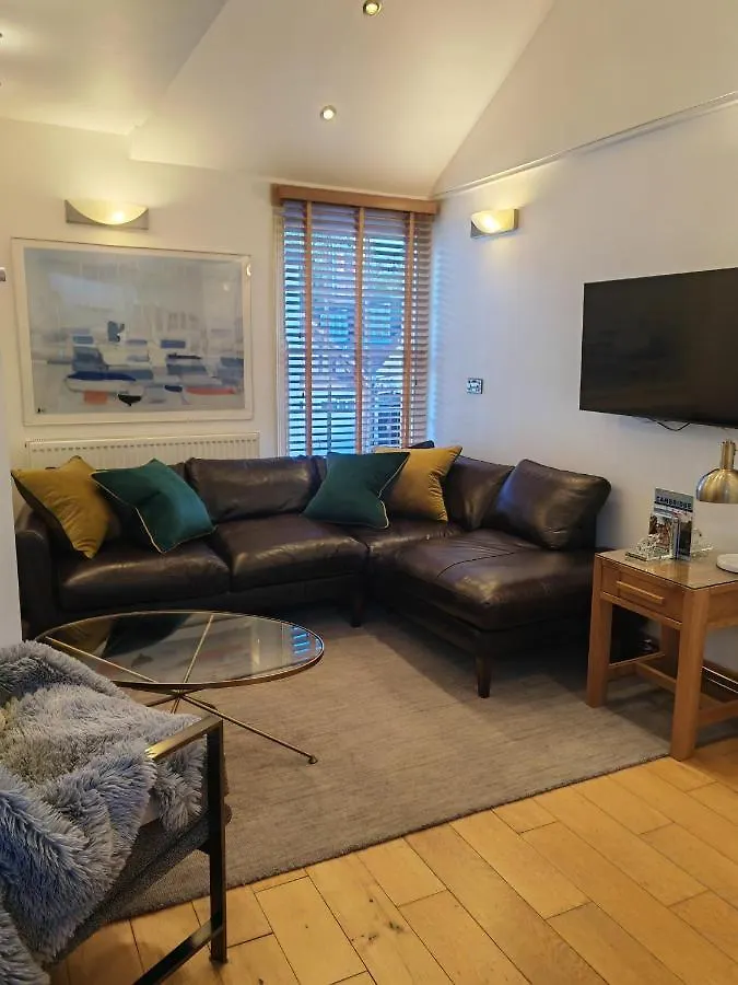Cambridge City Centre Immaculate 2 Bed Apartment